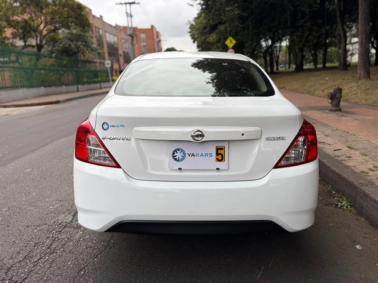 Sedán Nissan Versa 2022 X-Drive 1.6L en Bogotá — foto 8
