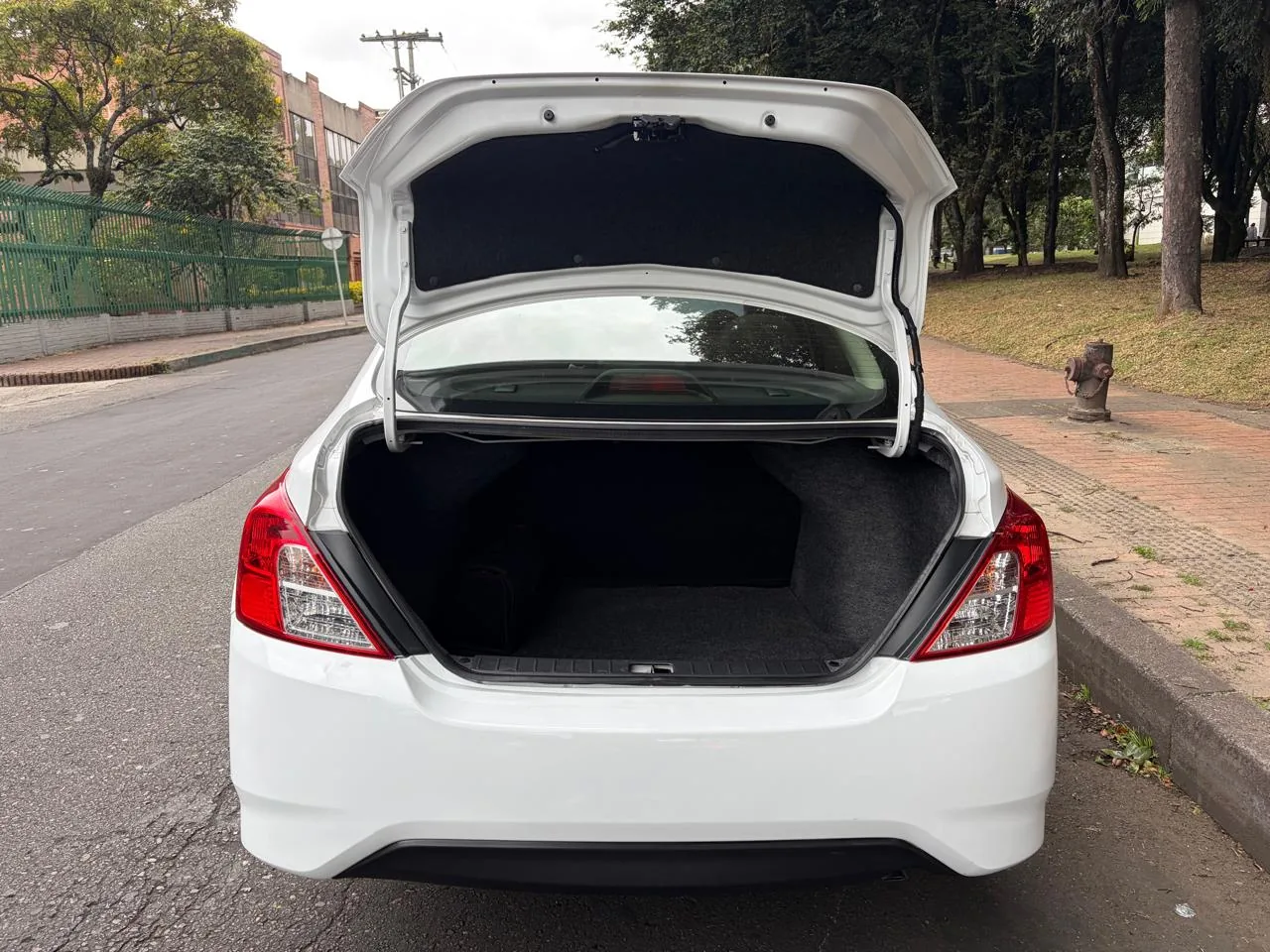 Sedán Nissan Versa 2022 X-Drive 1.6L en Bogotá — foto 9