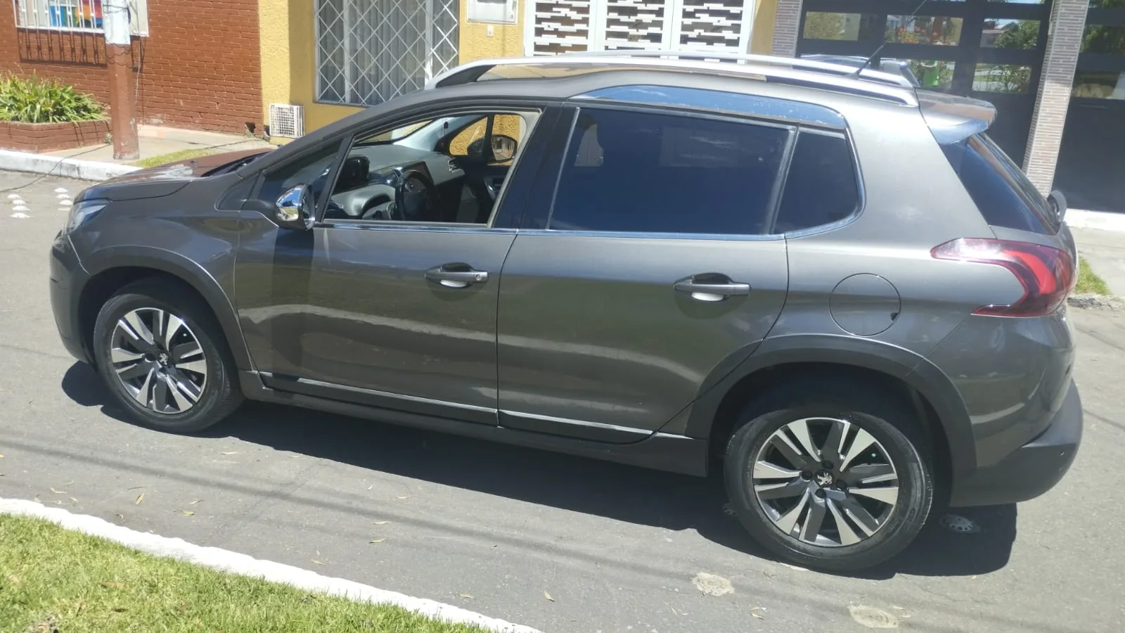 Camioneta Peugeot 2008 2018 en Bogota — foto 2