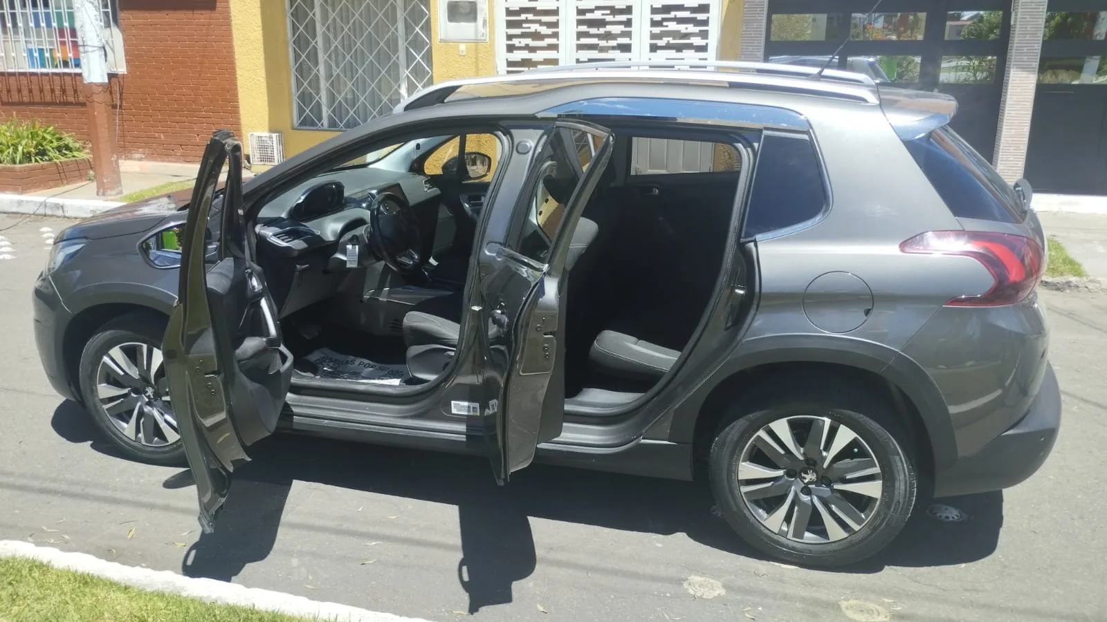 Camioneta Peugeot 2008 2018 en Bogota — foto 3