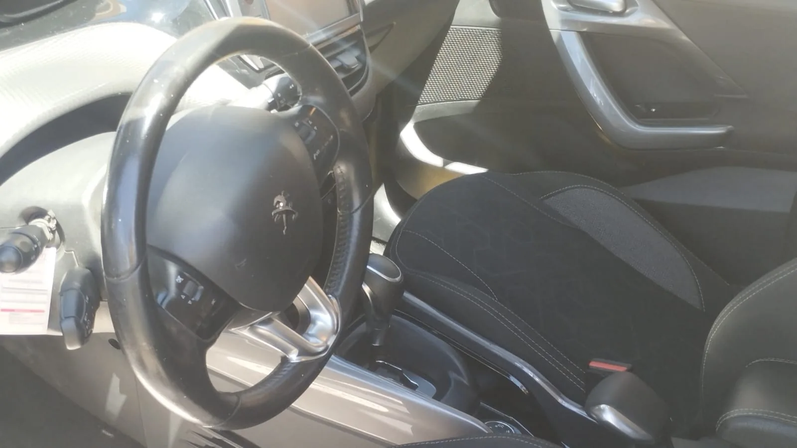 Camioneta Peugeot 2008 2018 en Bogota — foto 5