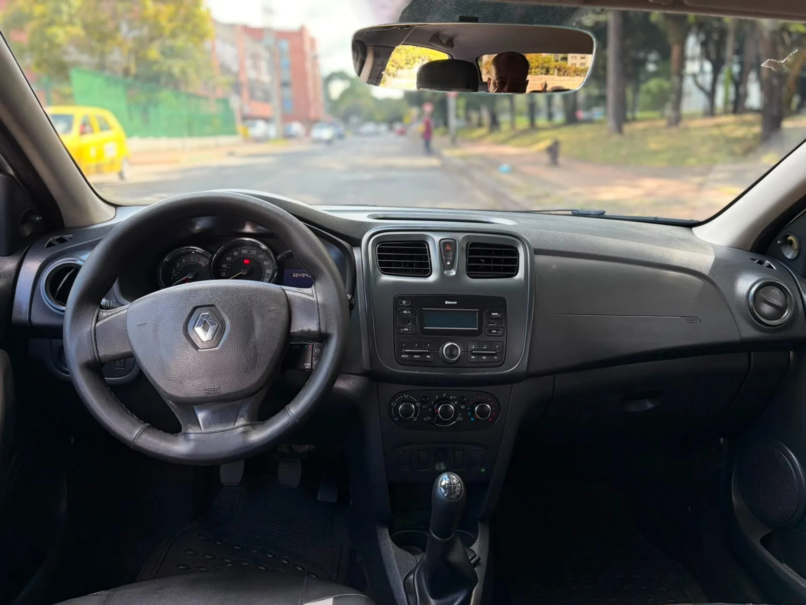 Sedán Renault Logan Life 2020 1.6L Mt en Bogotá — foto 11