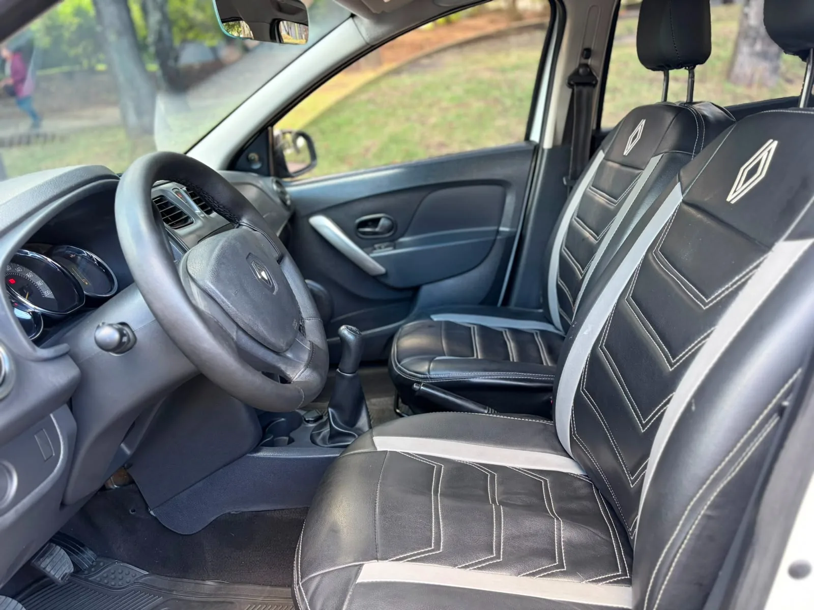 Sedán Renault Logan Life 2020 1.6L Mt en Bogotá — foto 12