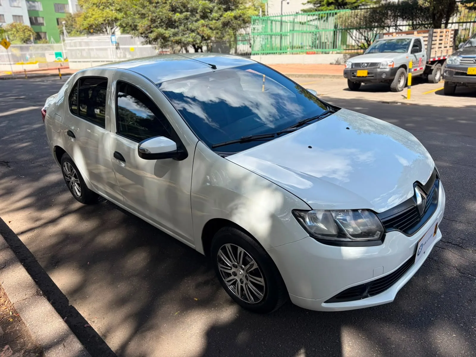 Sedán Renault Logan Life 2020 1.6L Mt en Bogotá — foto 4