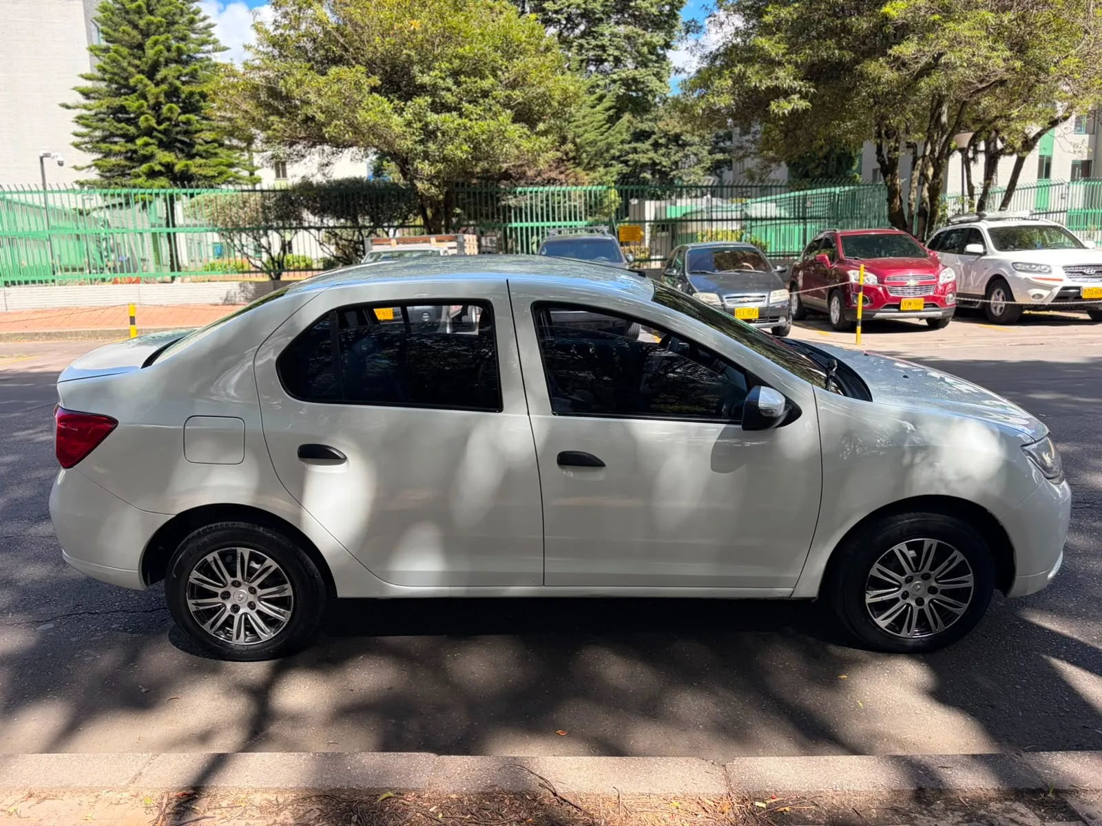 Sedán Renault Logan Life 2020 1.6L Mt en Bogotá — foto 5