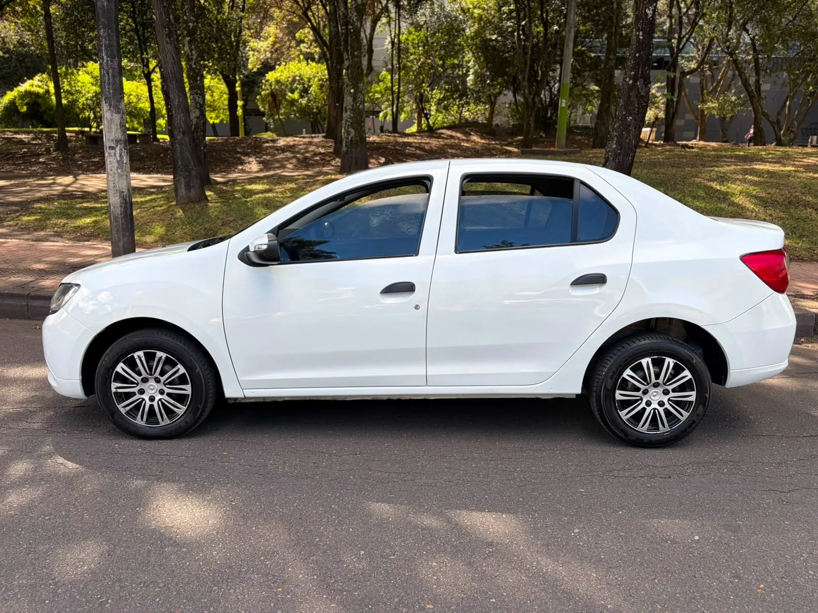 Sedán Renault Logan Life 2020 1.6L Mt en Bogotá — foto 6