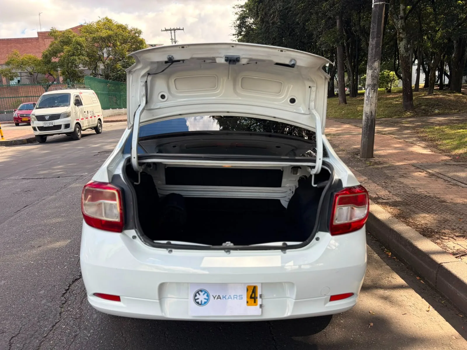 Sedán Renault Logan Life 2020 1.6L Mt en Bogotá — foto 9