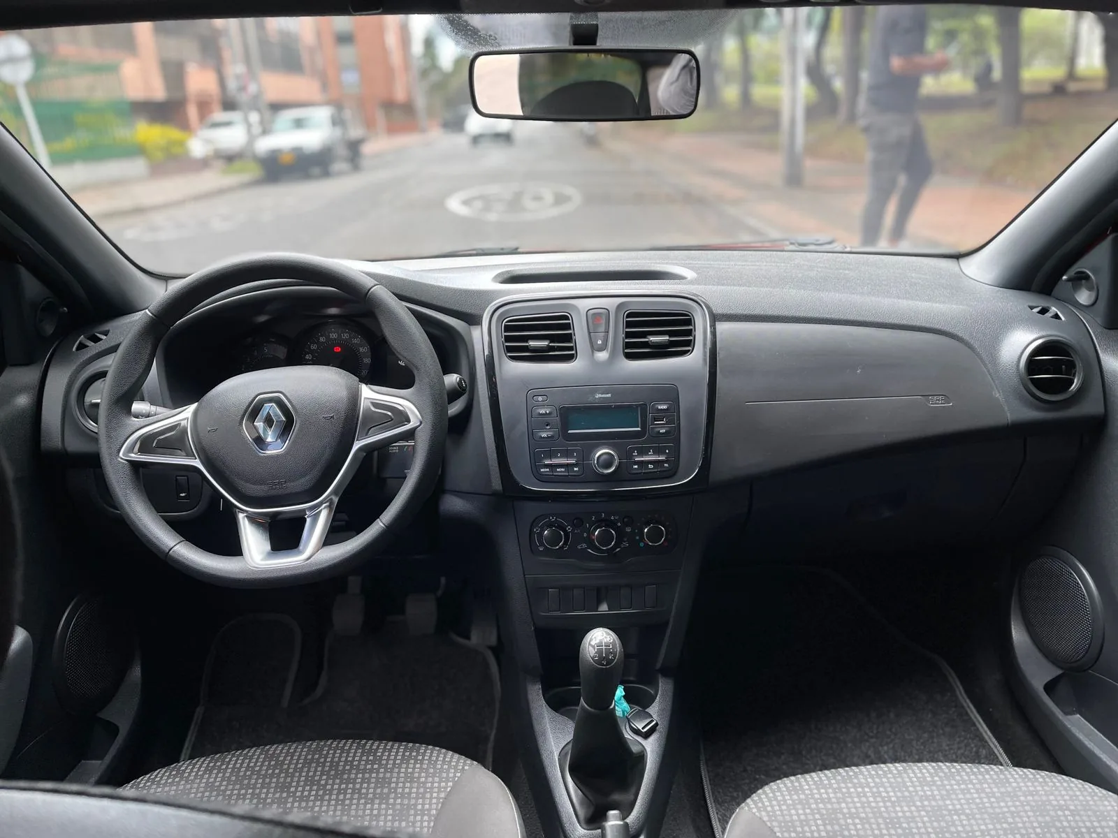 Hatchback Renault Sandero Life Plus 2023 1.6L MT en Bogotá — foto 11