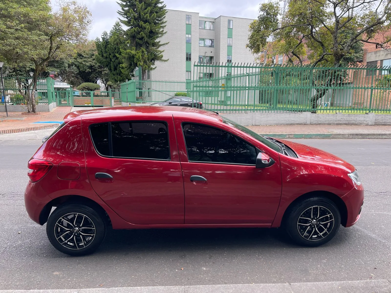 Hatchback Renault Sandero Life Plus 2023 1.6L MT en Bogotá — foto 6