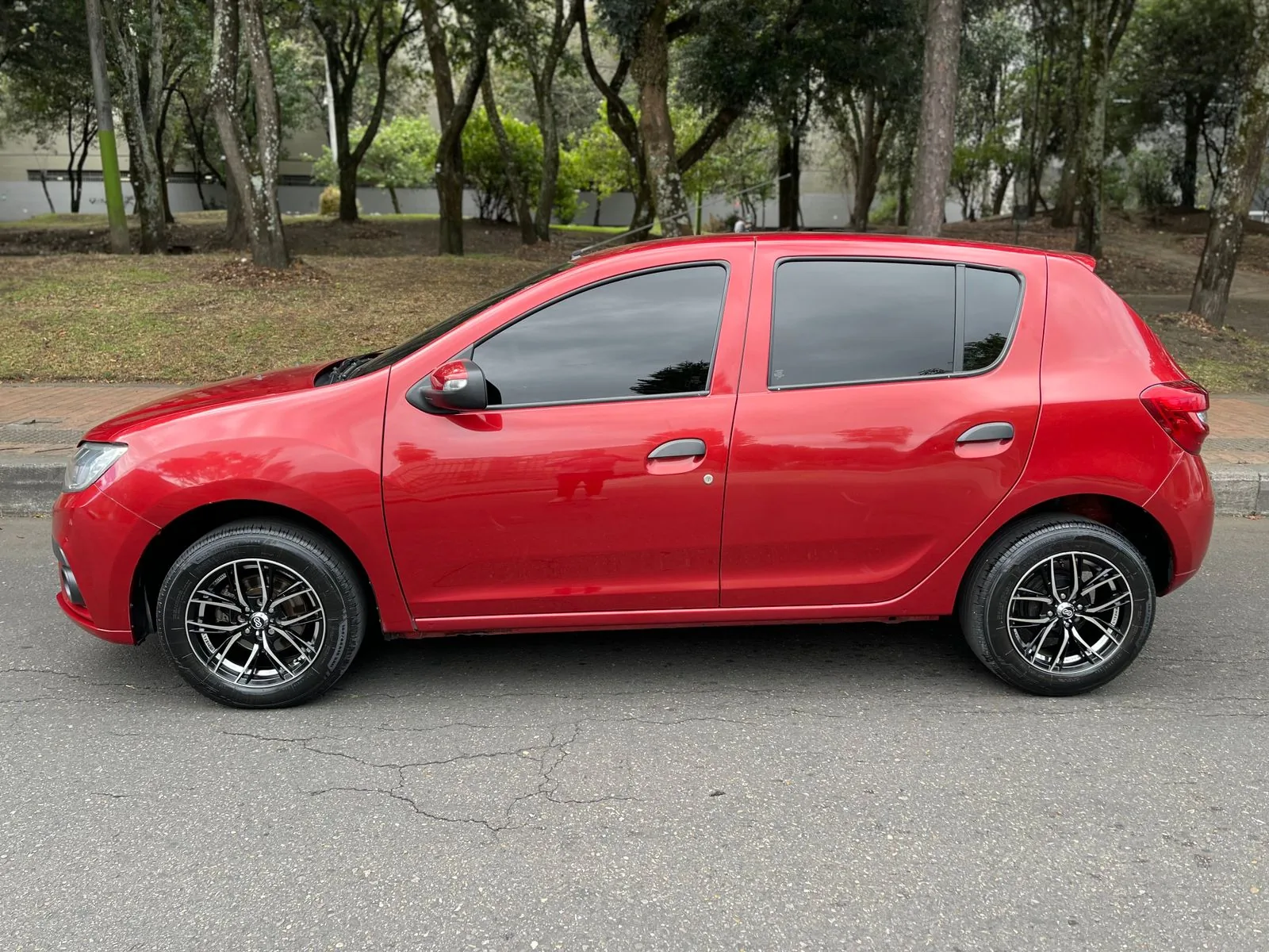 Hatchback Renault Sandero Life Plus 2023 1.6L MT en Bogotá — foto 7