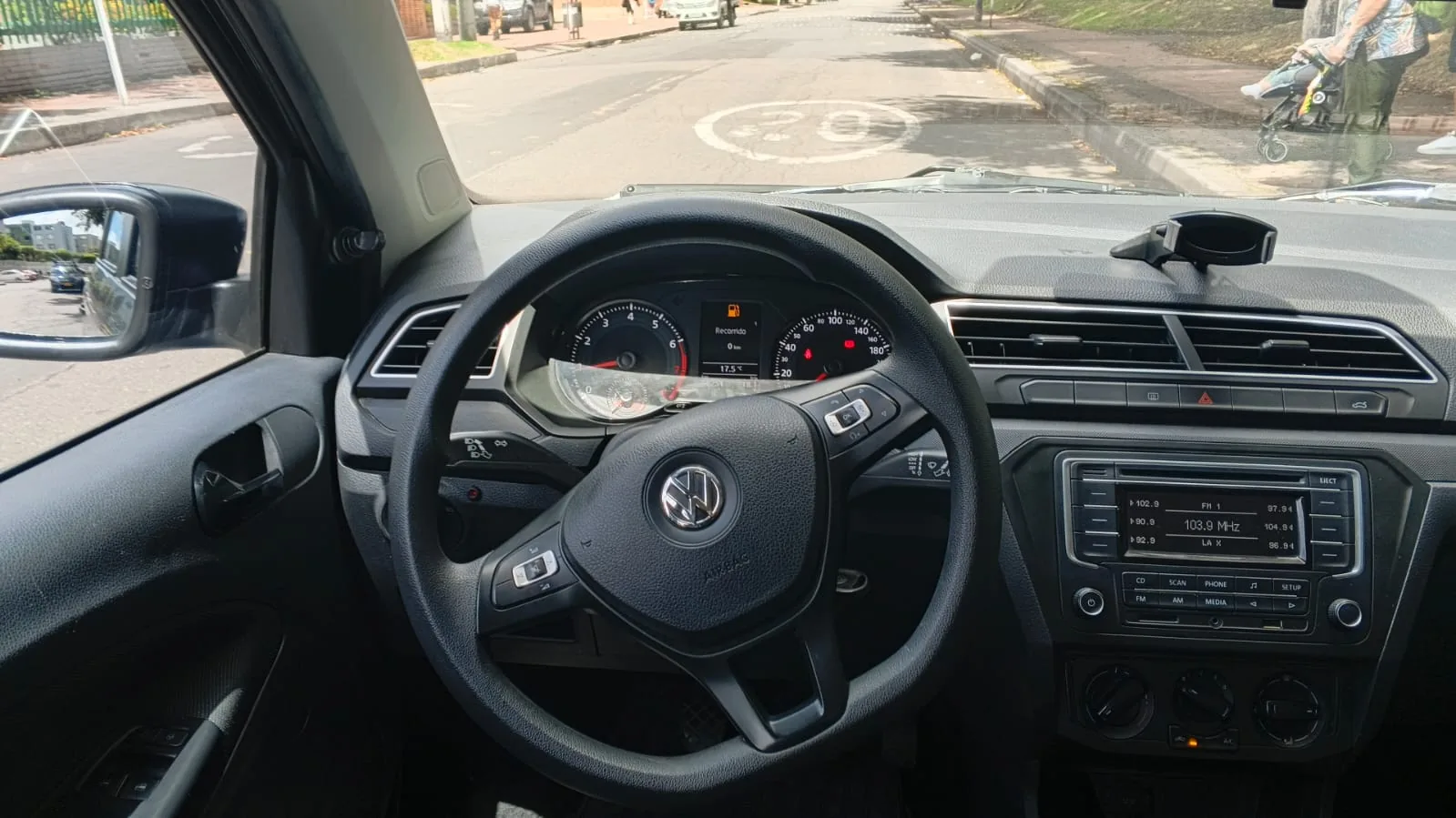 Hatchback Volkswagen Gol 2021 Trendline 1.6L Mt en Bogotá — foto 15