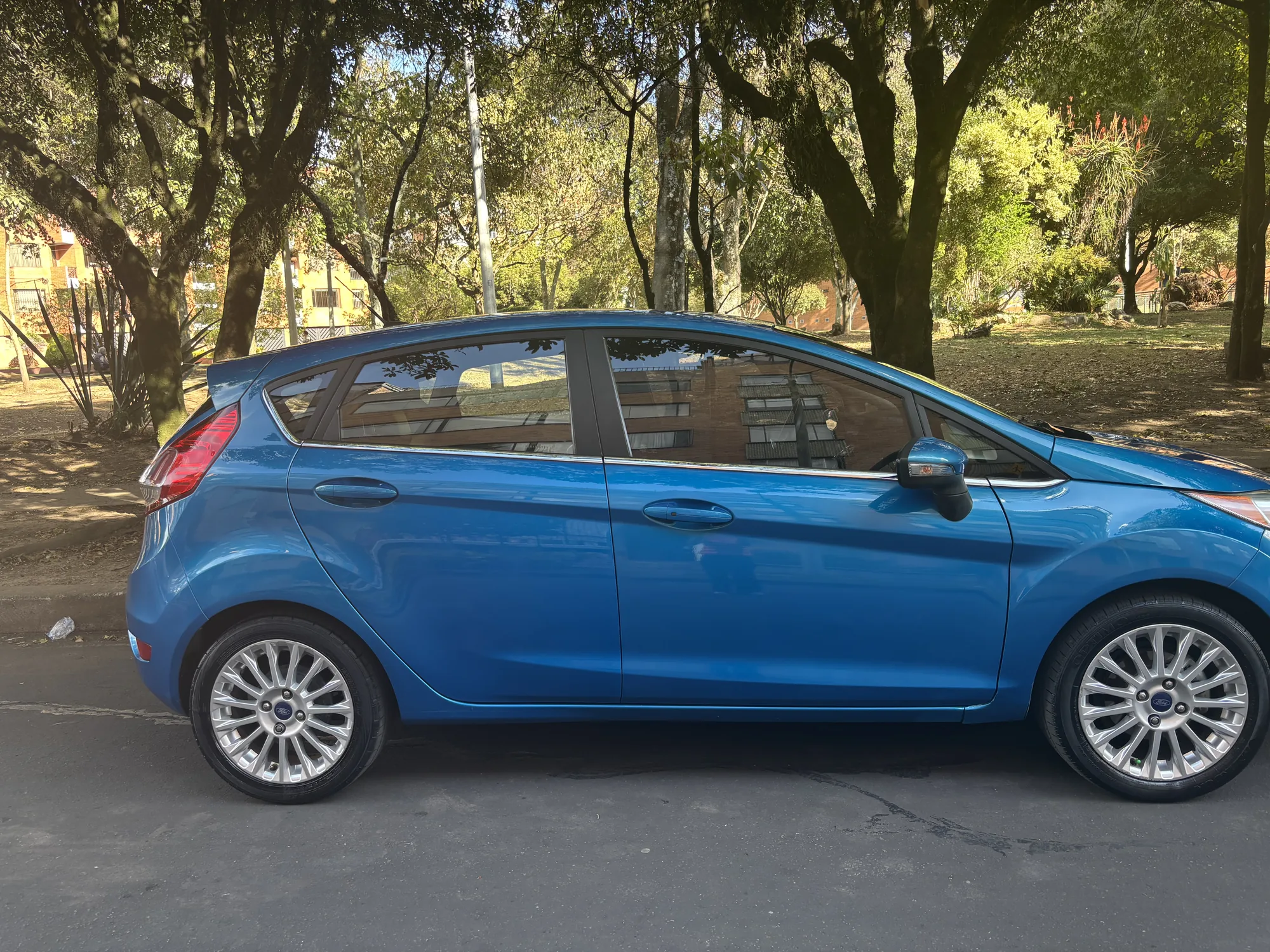 Hatchback Ford Fiesta Titanium 2014 Titanium en Bogotá — foto 3