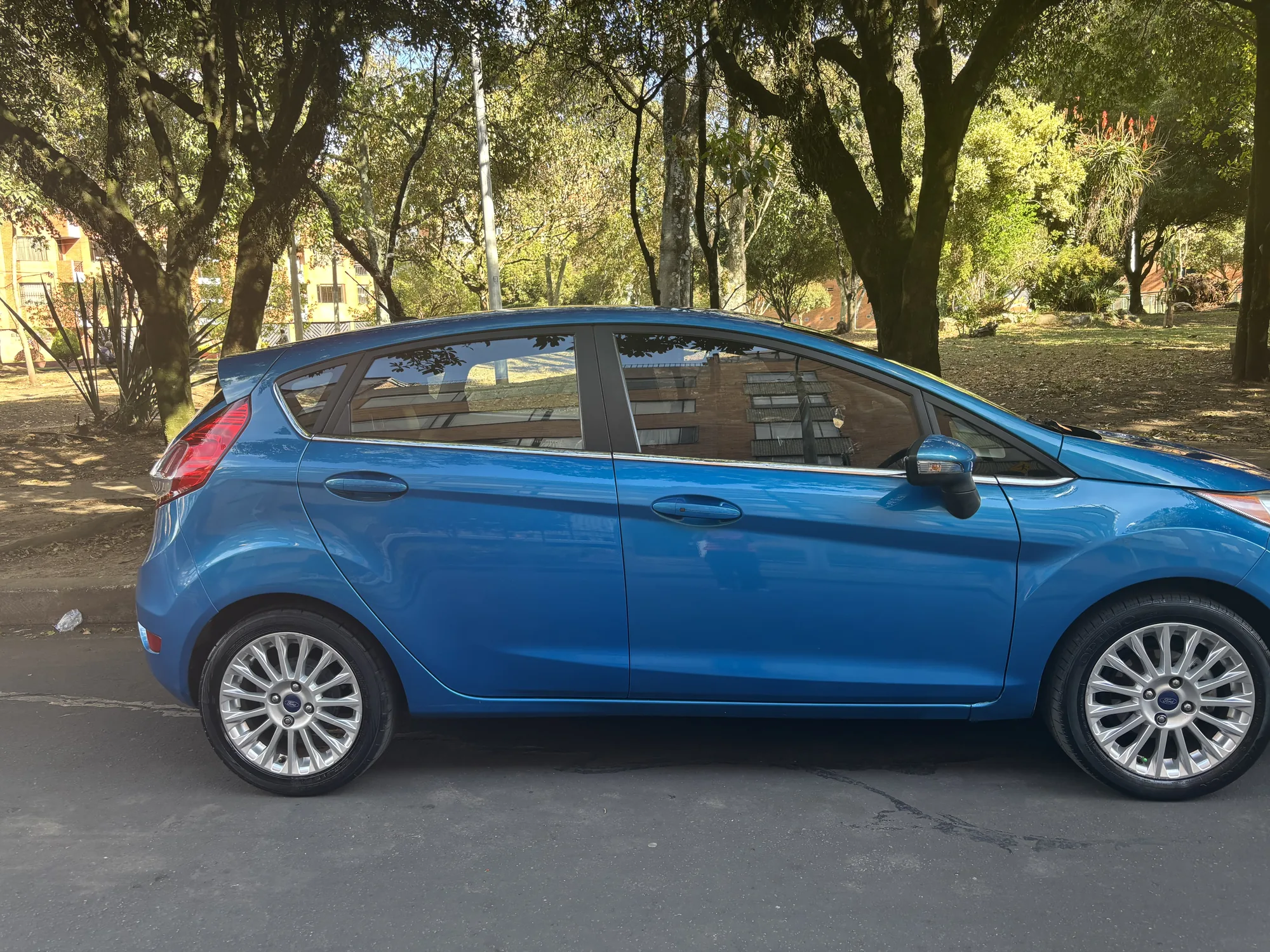 Hatchback Ford Fiesta Titanium 2014 Titanium en Bogotá — foto 4