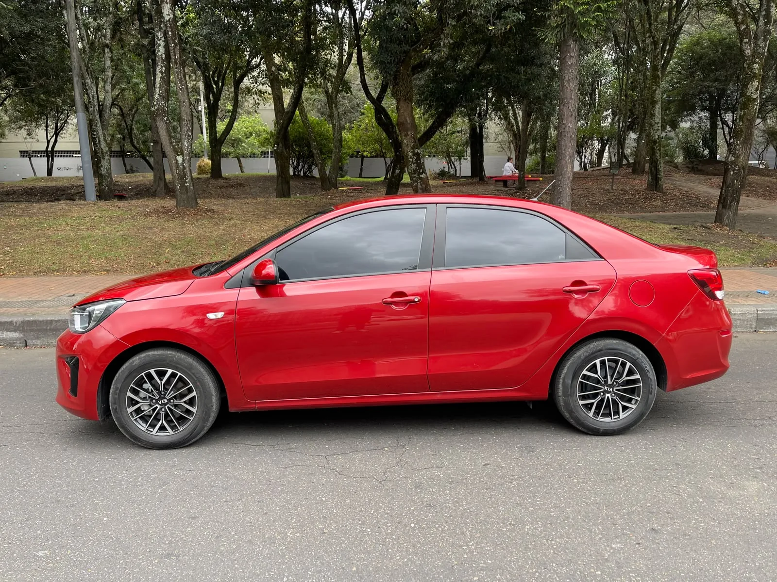 Sedán Kia Soluto 2024 Desire 1.4L MT en Bogotá — foto 3