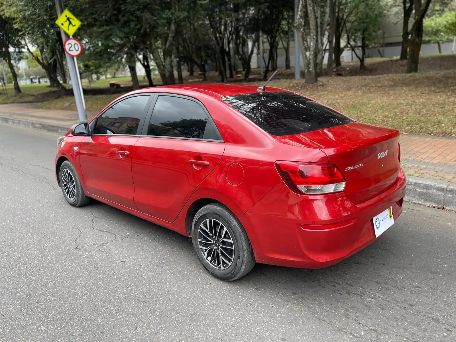 Sedán Kia Soluto 2024 Desire 1.4L MT en Bogotá — foto 4