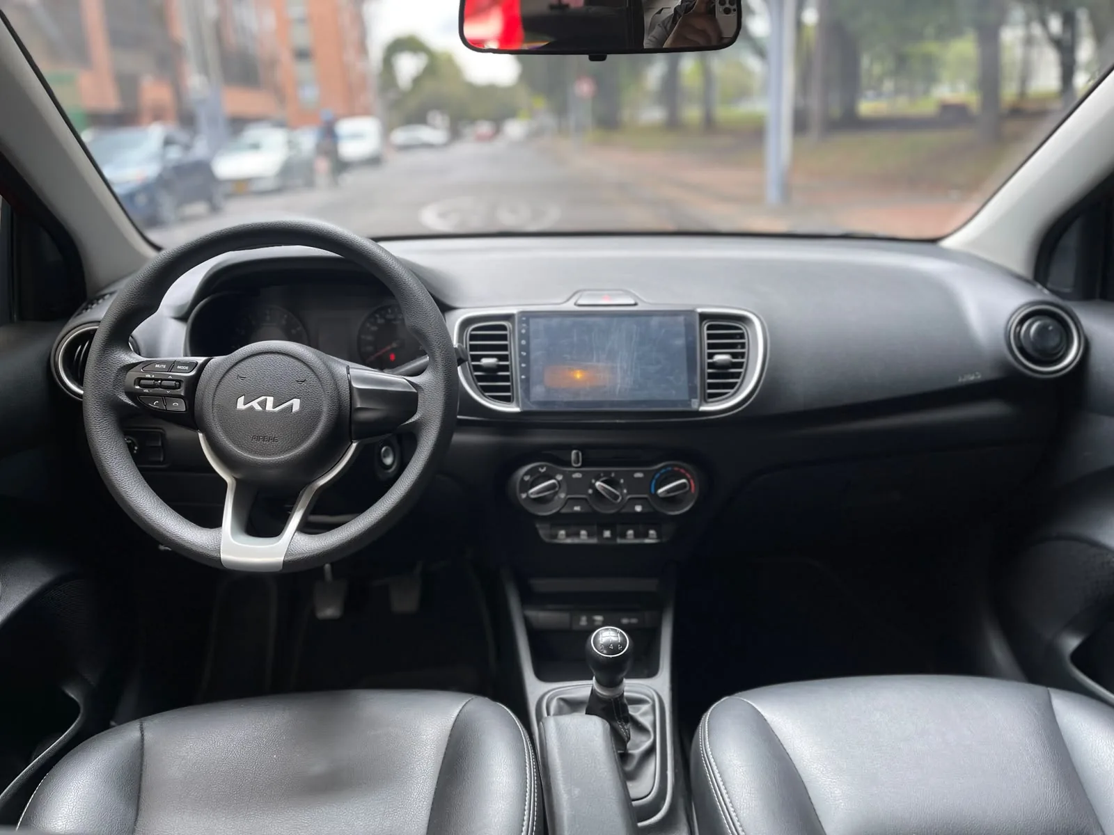 Sedán Kia Soluto 2024 Desire 1.4L MT en Bogotá — foto 8
