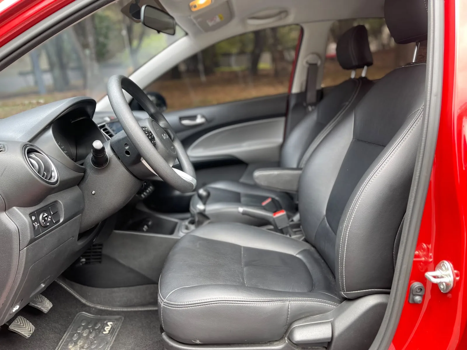 Sedán Kia Soluto 2024 Desire 1.4L MT en Bogotá — foto 9