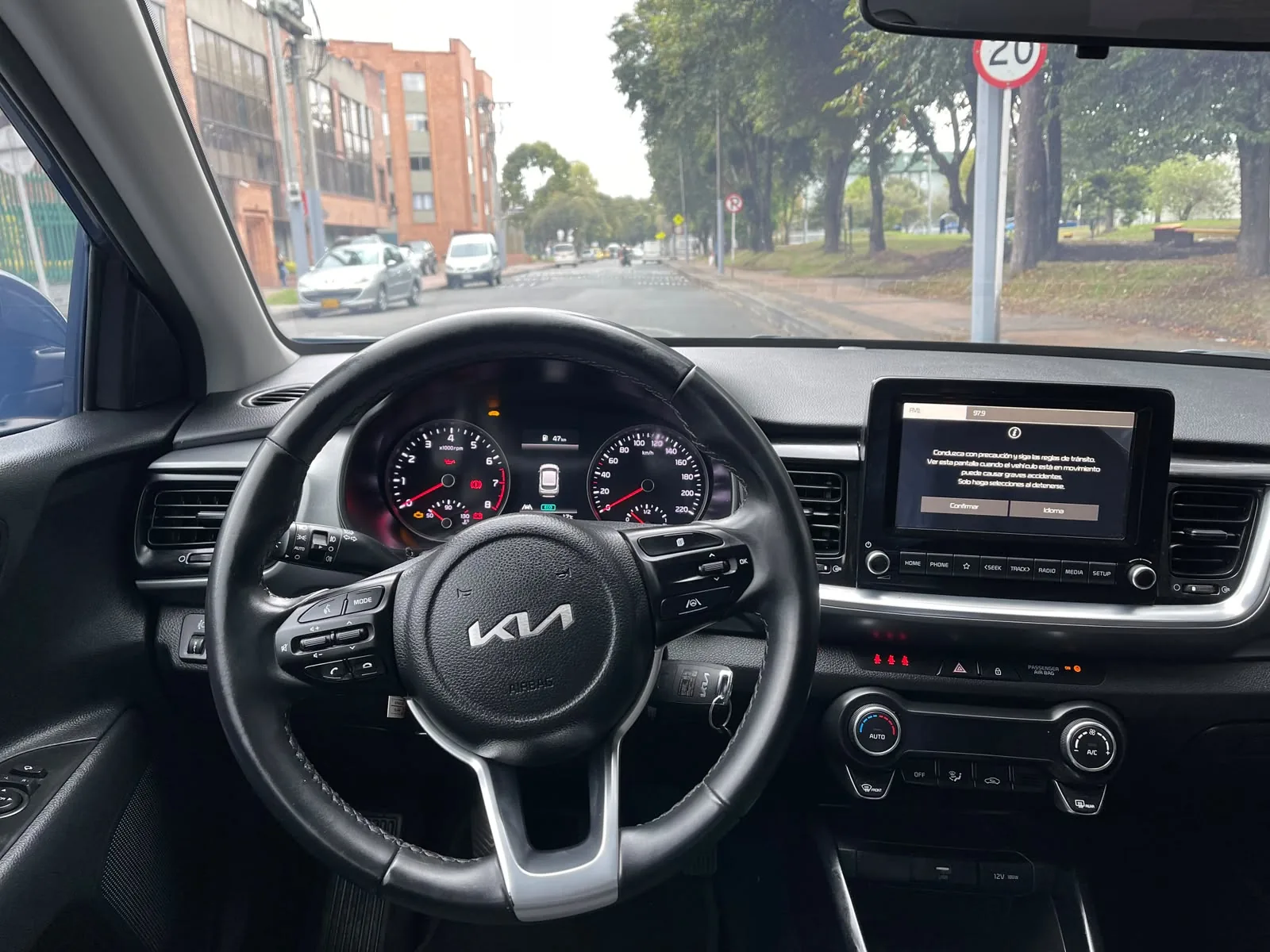SUV Kia Stonic 2023 ZENITH 1.0L TURBO MILD HYBRID MT en Bogotá — foto 10