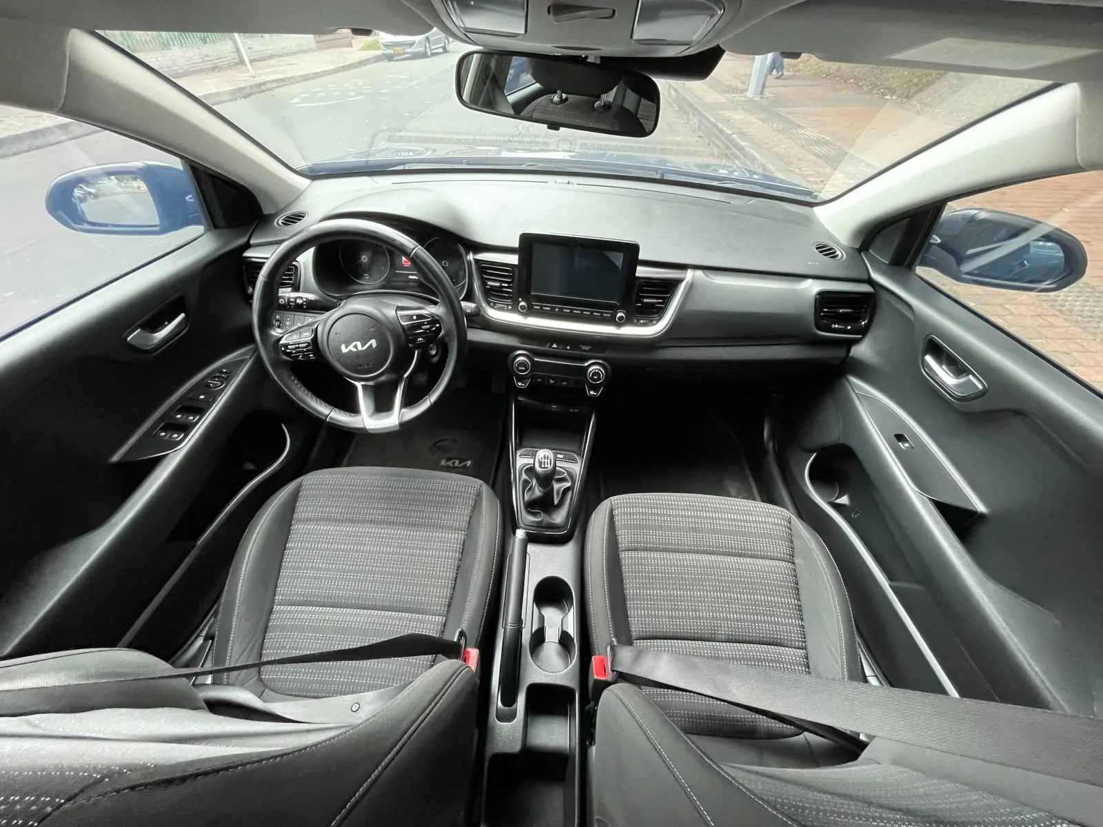 SUV Kia Stonic 2023 ZENITH 1.0L TURBO MILD HYBRID MT en Bogotá — foto 11