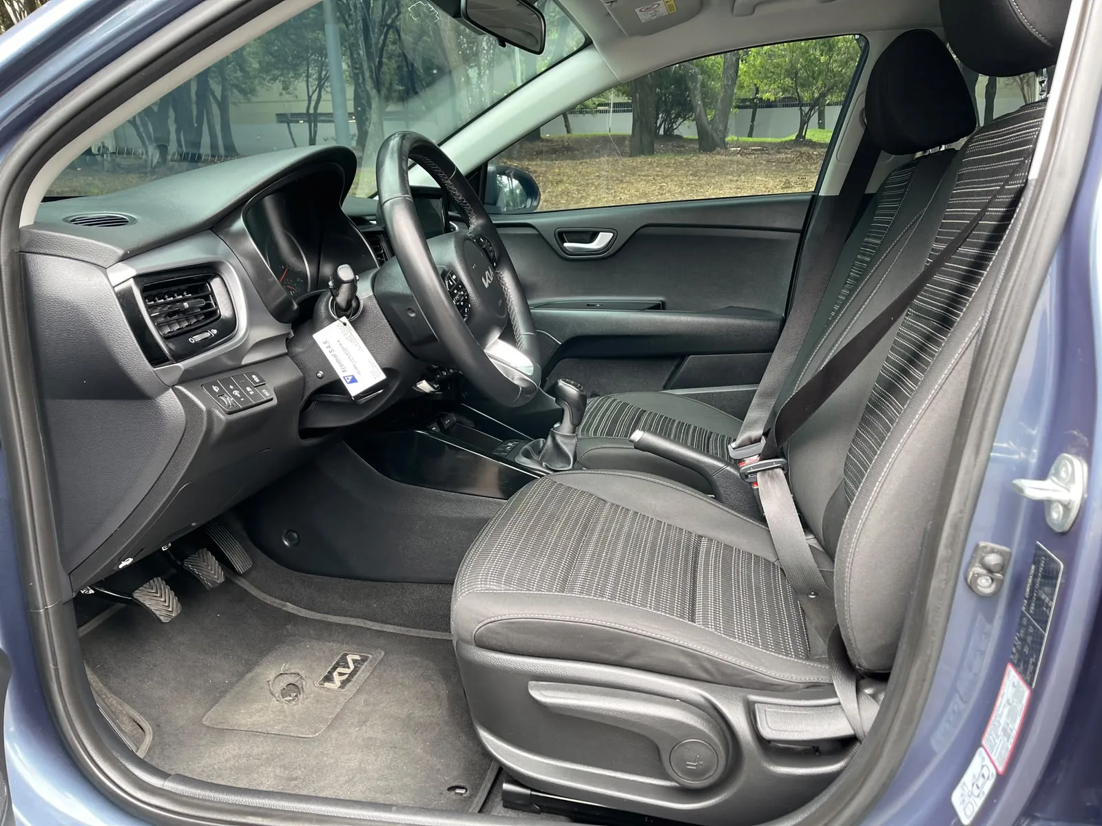 SUV Kia Stonic 2023 ZENITH 1.0L TURBO MILD HYBRID MT en Bogotá — foto 12