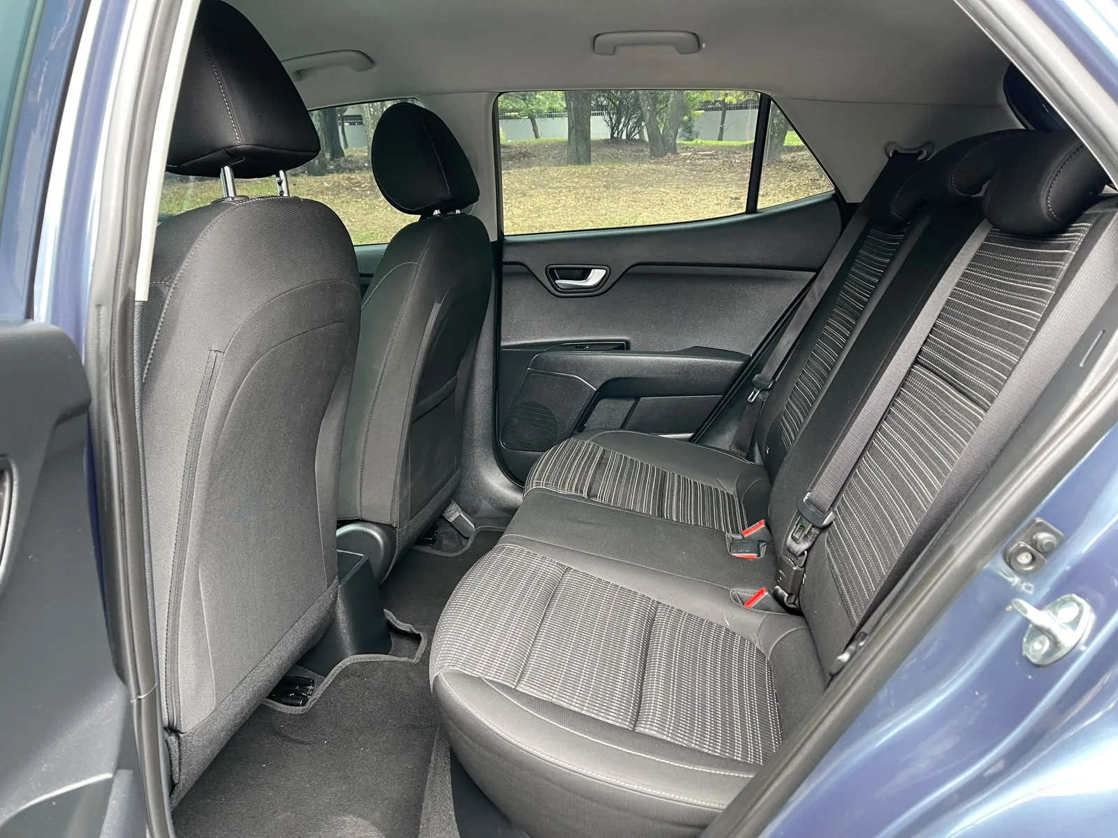 SUV Kia Stonic 2023 ZENITH 1.0L TURBO MILD HYBRID MT en Bogotá — foto 13