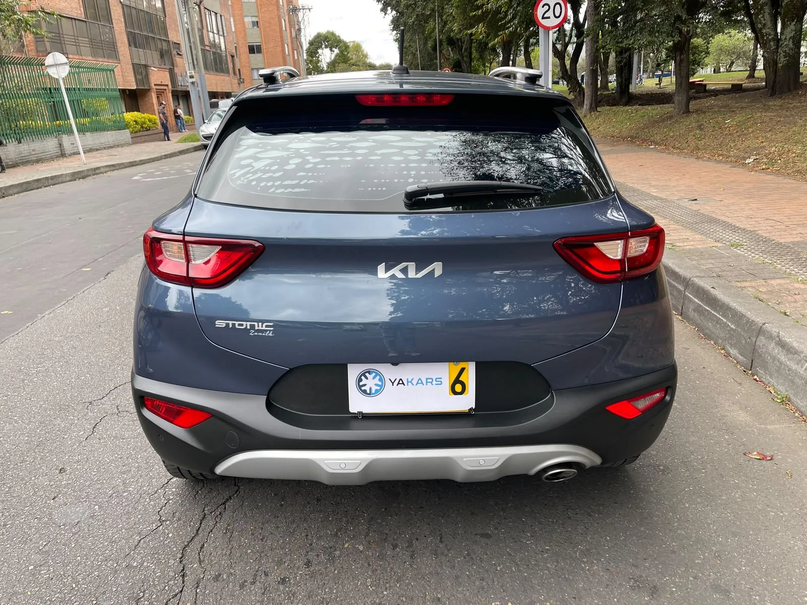 SUV Kia Stonic 2023 ZENITH 1.0L TURBO MILD HYBRID MT en Bogotá — foto 8
