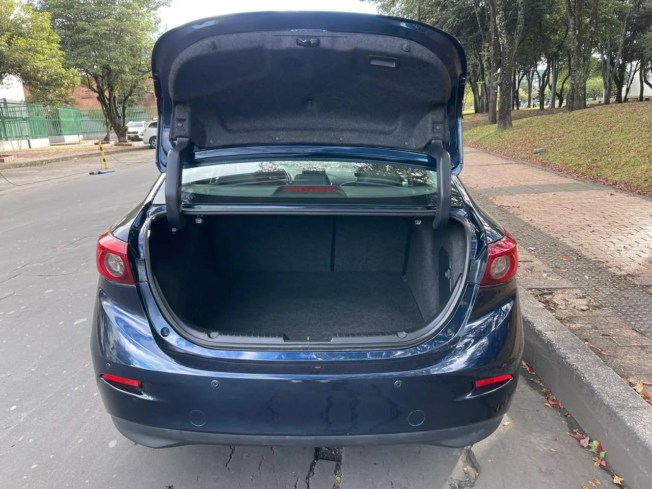 Sedán Mazda 3 Touring 2020 2.0L AT en Bogotá — foto 10