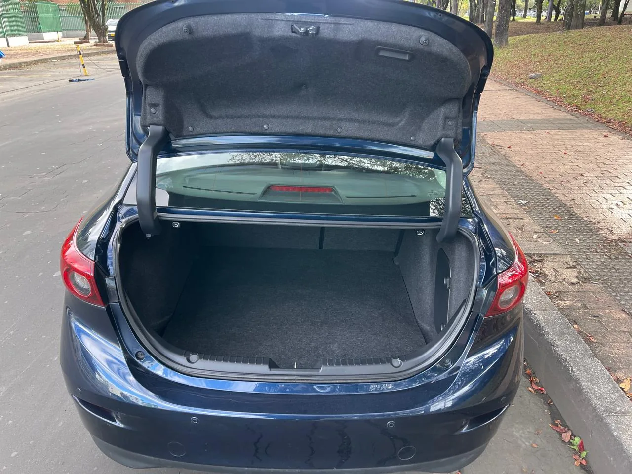 Sedán Mazda 3 Touring 2020 2.0L AT en Bogotá — foto 11