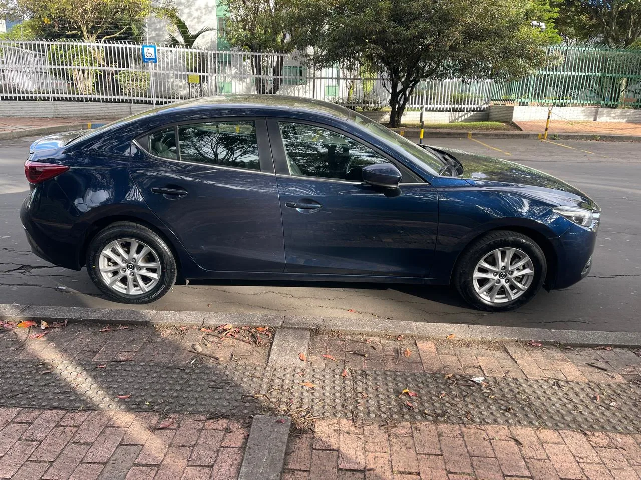 Sedán Mazda 3 Touring 2020 2.0L AT en Bogotá — foto 6