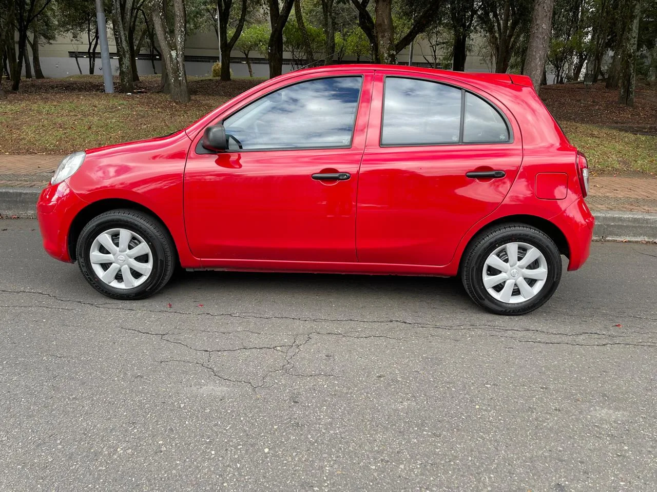 Hatchback Nissan March 2019 ADVANCE MT 1.6L en Bogotá — foto 7