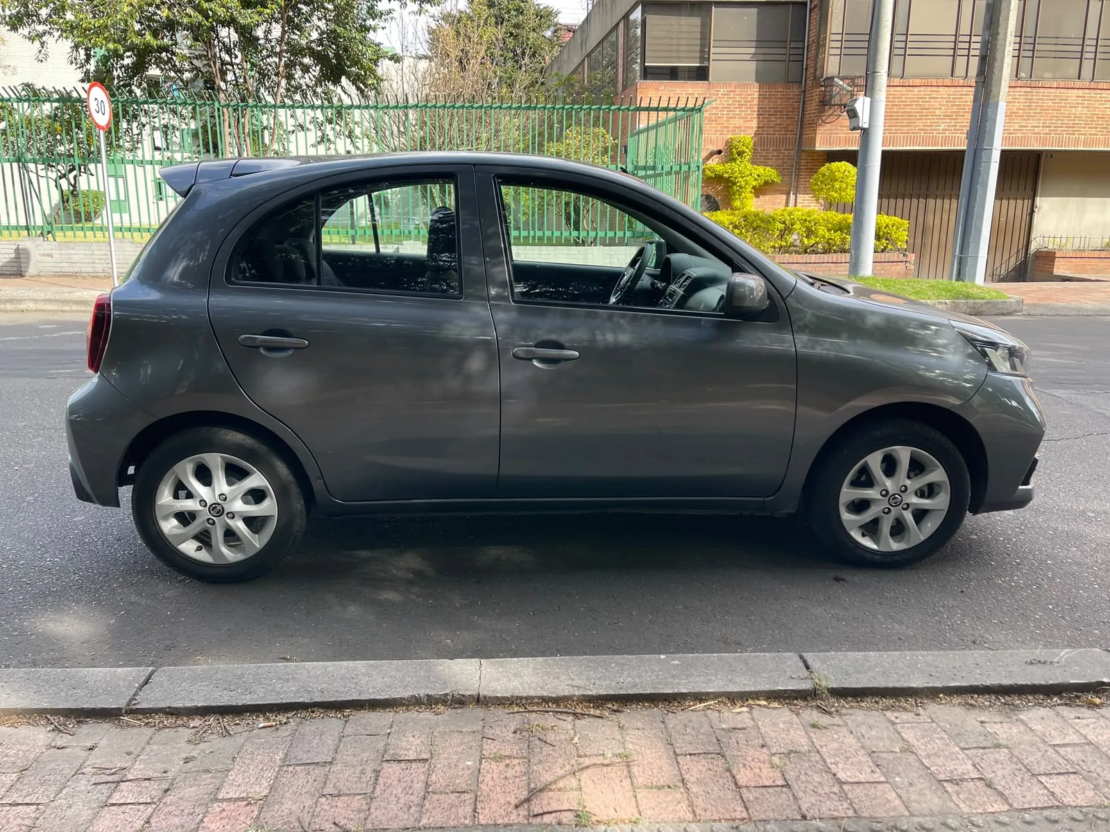 Hatchback Nissan March 2022 ADVANCE AT 1.6L en Bogotá — foto 5