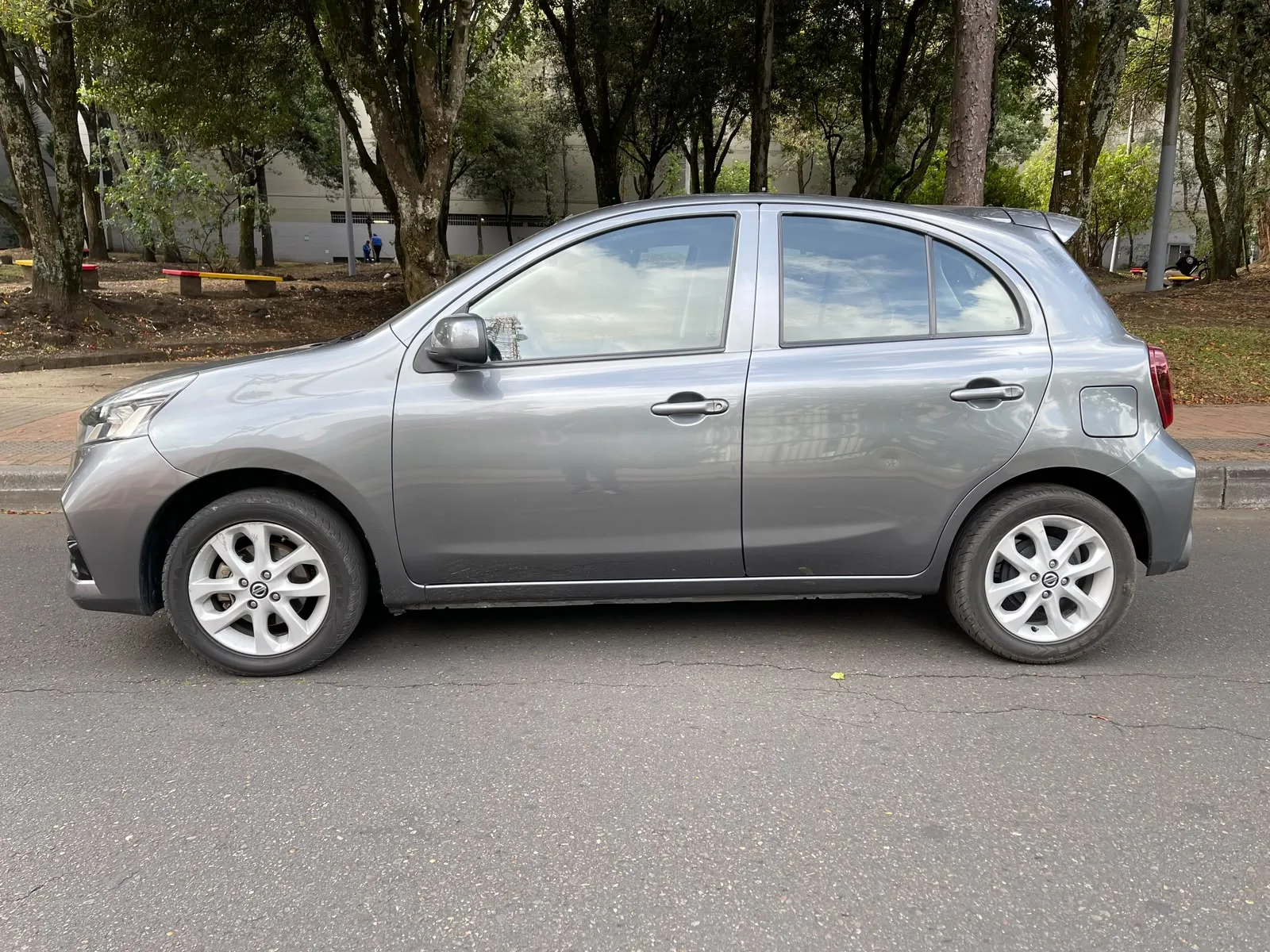 Hatchback Nissan March 2022 ADVANCE AT 1.6L en Bogotá — foto 6