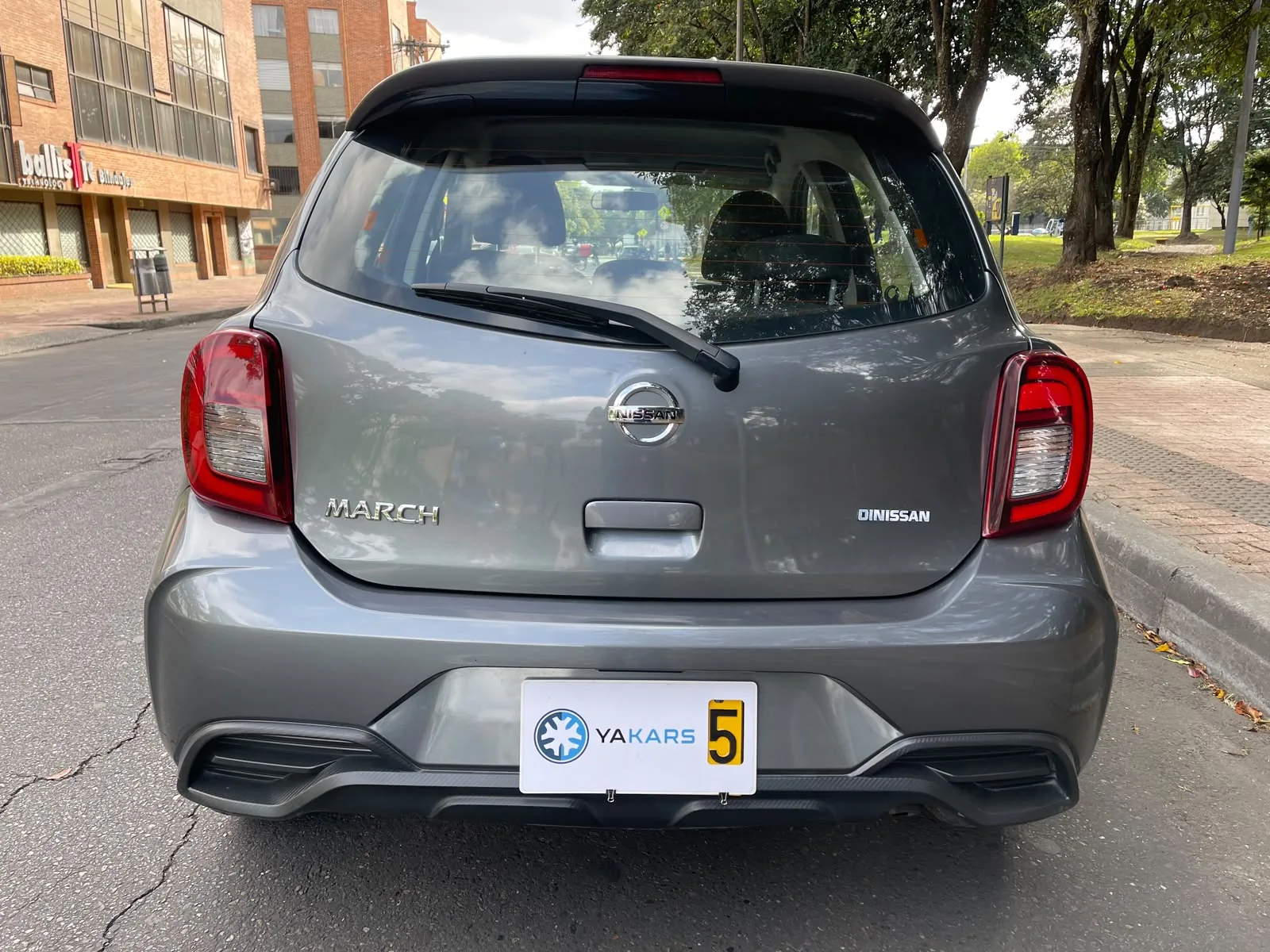 Hatchback Nissan March 2022 ADVANCE AT 1.6L en Bogotá — foto 8