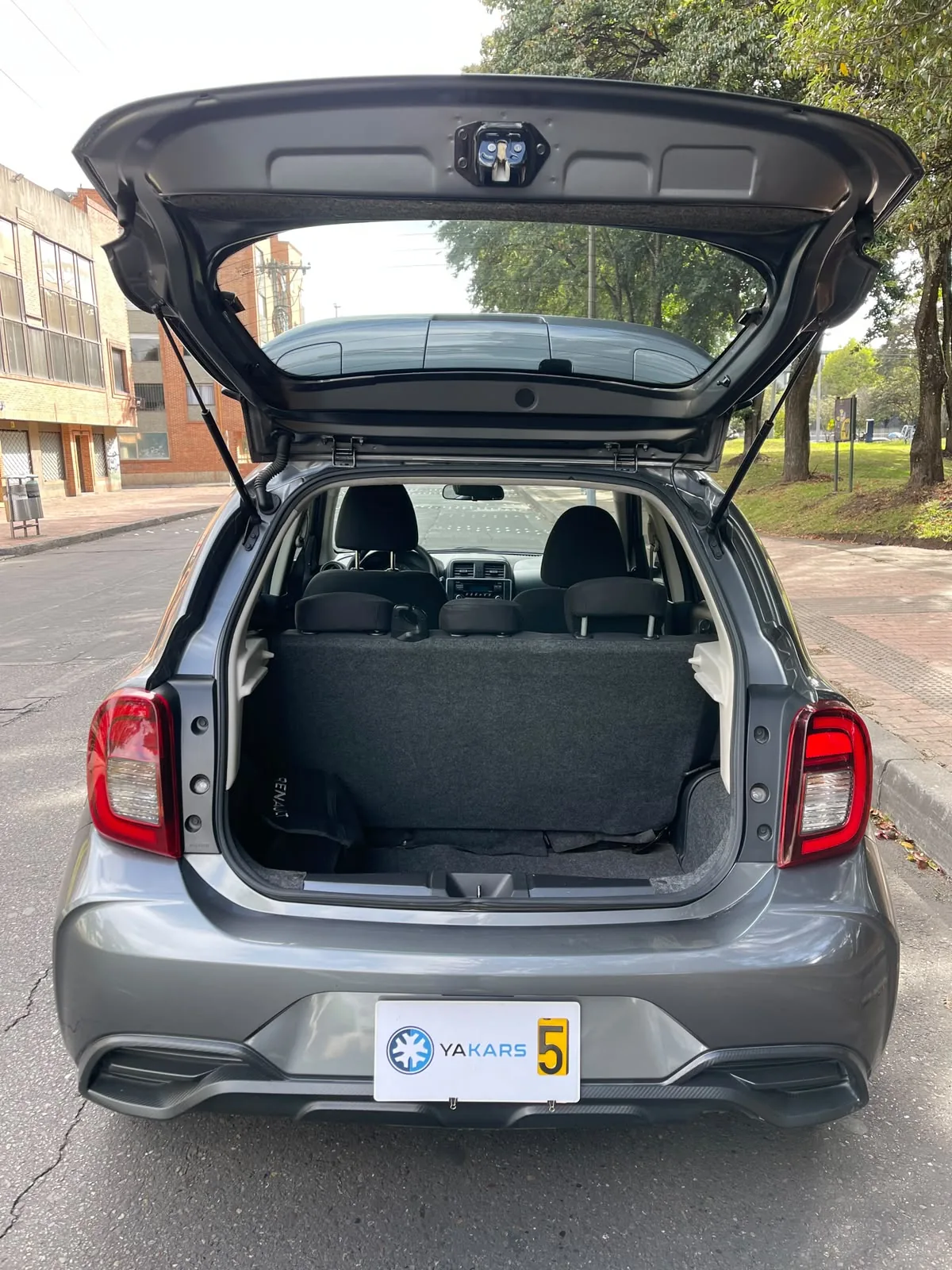 Hatchback Nissan March 2022 ADVANCE AT 1.6L en Bogotá — foto 9