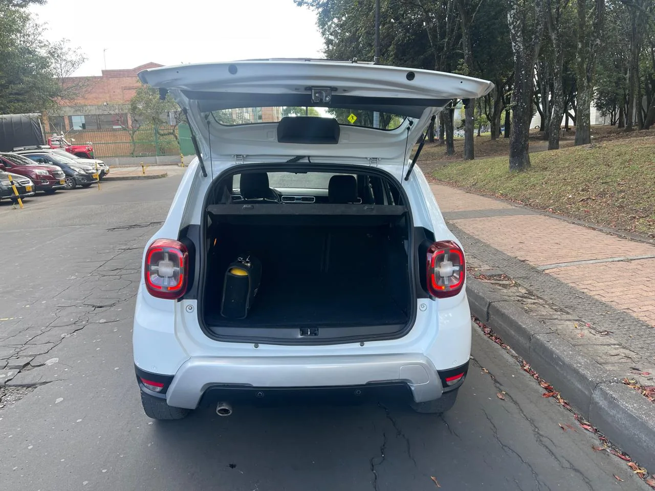 Camioneta Renault Duster 2024 ICONIC 1.3 TURBO MT en Bogotá — foto 10