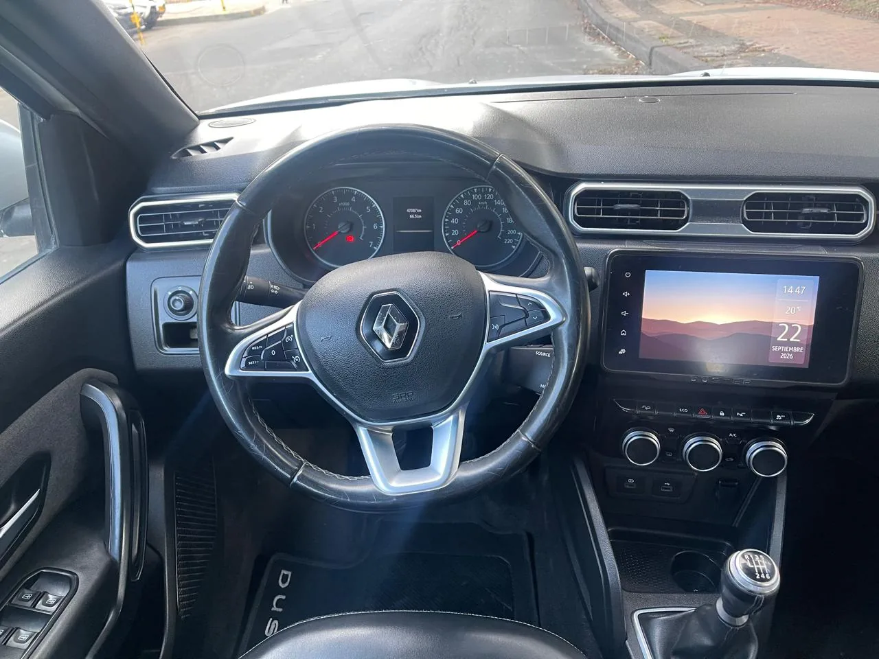 Camioneta Renault Duster 2024 ICONIC 1.3 TURBO MT en Bogotá — foto 12