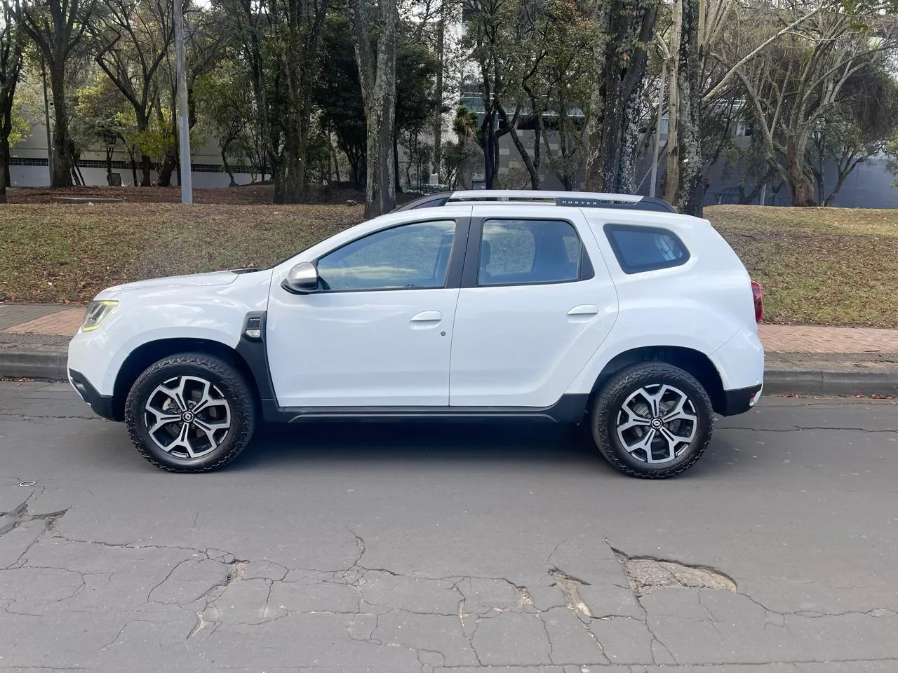 Camioneta Renault Duster 2024 ICONIC 1.3 TURBO MT en Bogotá — foto 7