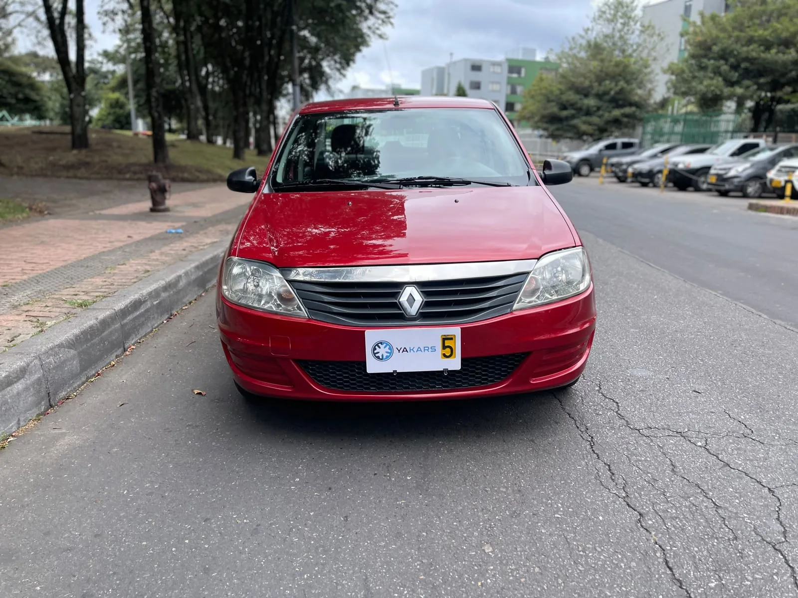 Sedán Renault Logan 2014 Familier 1.4L Mt en Bogotá — foto 2