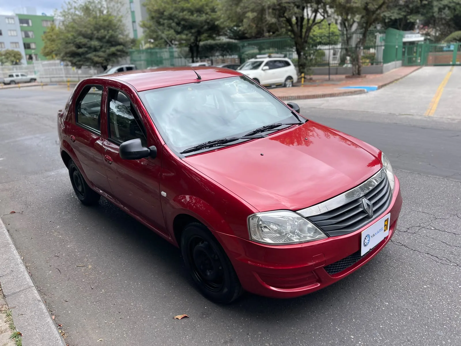 Sedán Renault Logan 2014 Familier 1.4L Mt en Bogotá — foto 4