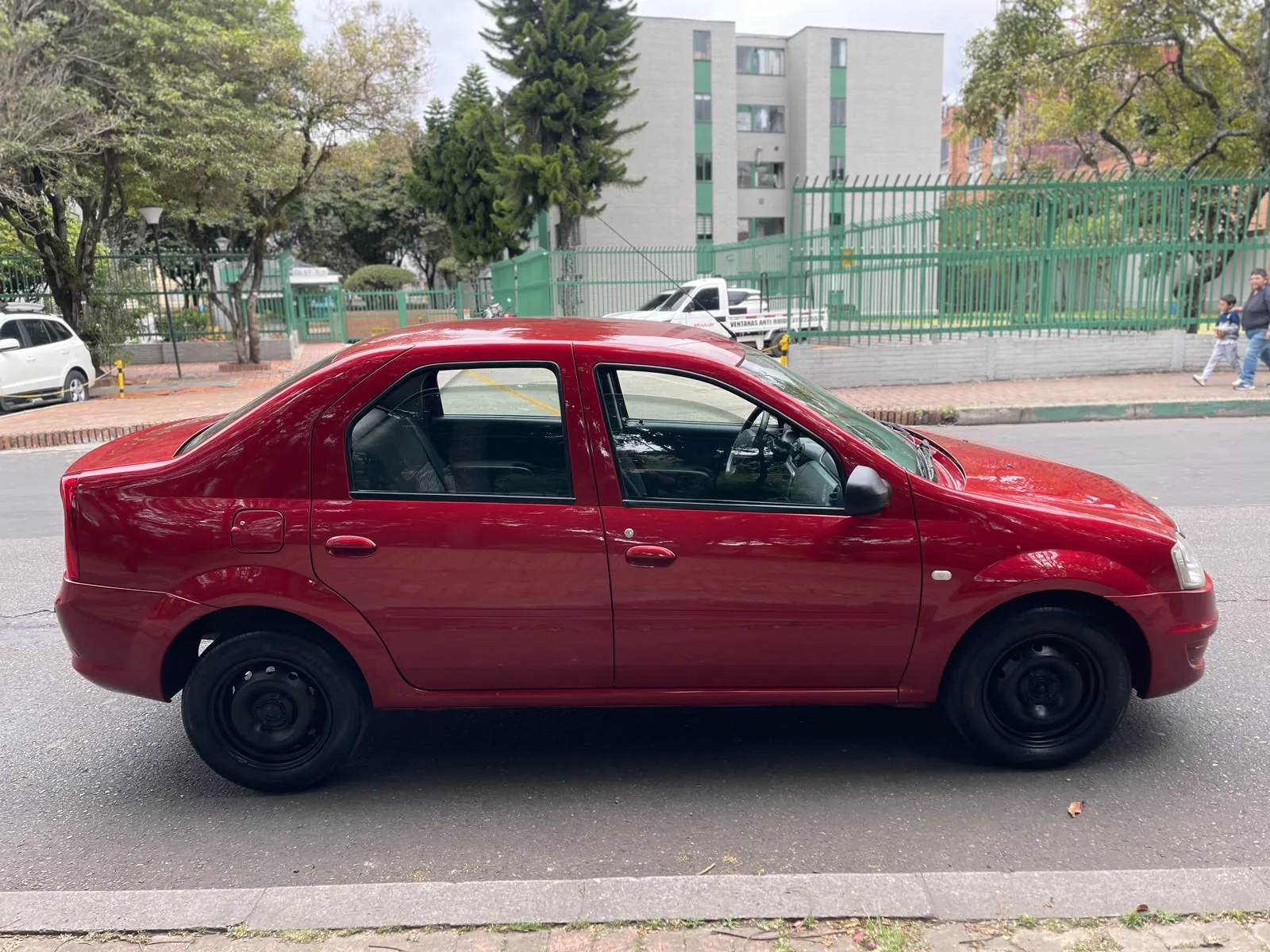 Sedán Renault Logan 2014 Familier 1.4L Mt en Bogotá — foto 5