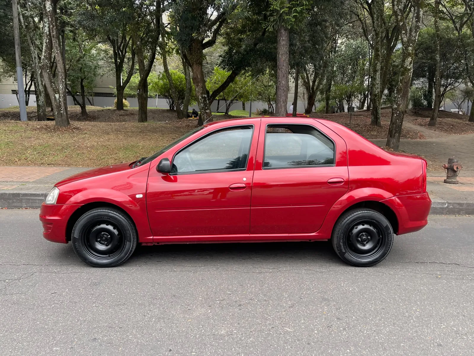 Sedán Renault Logan 2014 Familier 1.4L Mt en Bogotá — foto 6