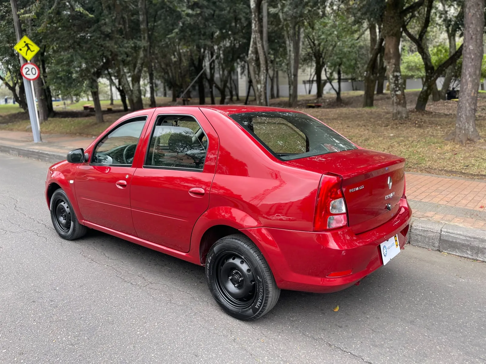 Sedán Renault Logan 2014 Familier 1.4L Mt en Bogotá — foto 7