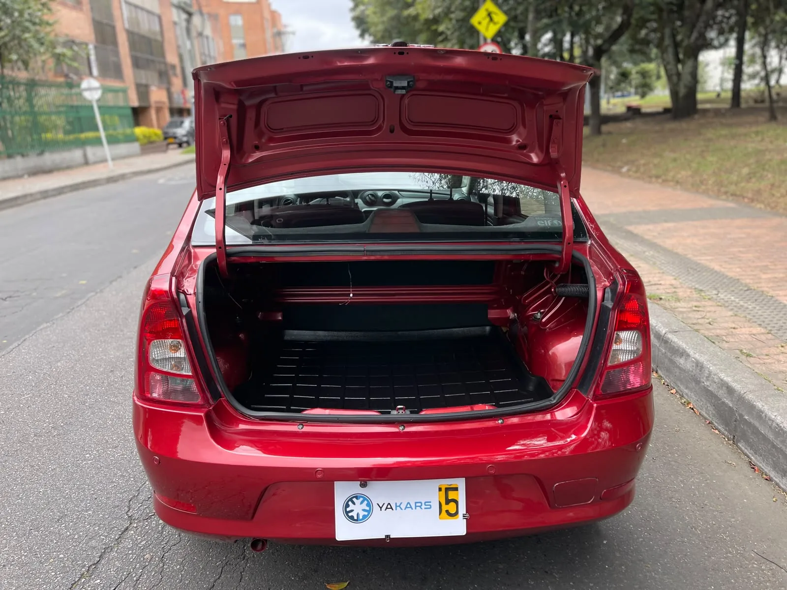 Sedán Renault Logan 2014 Familier 1.4L Mt en Bogotá — foto 9