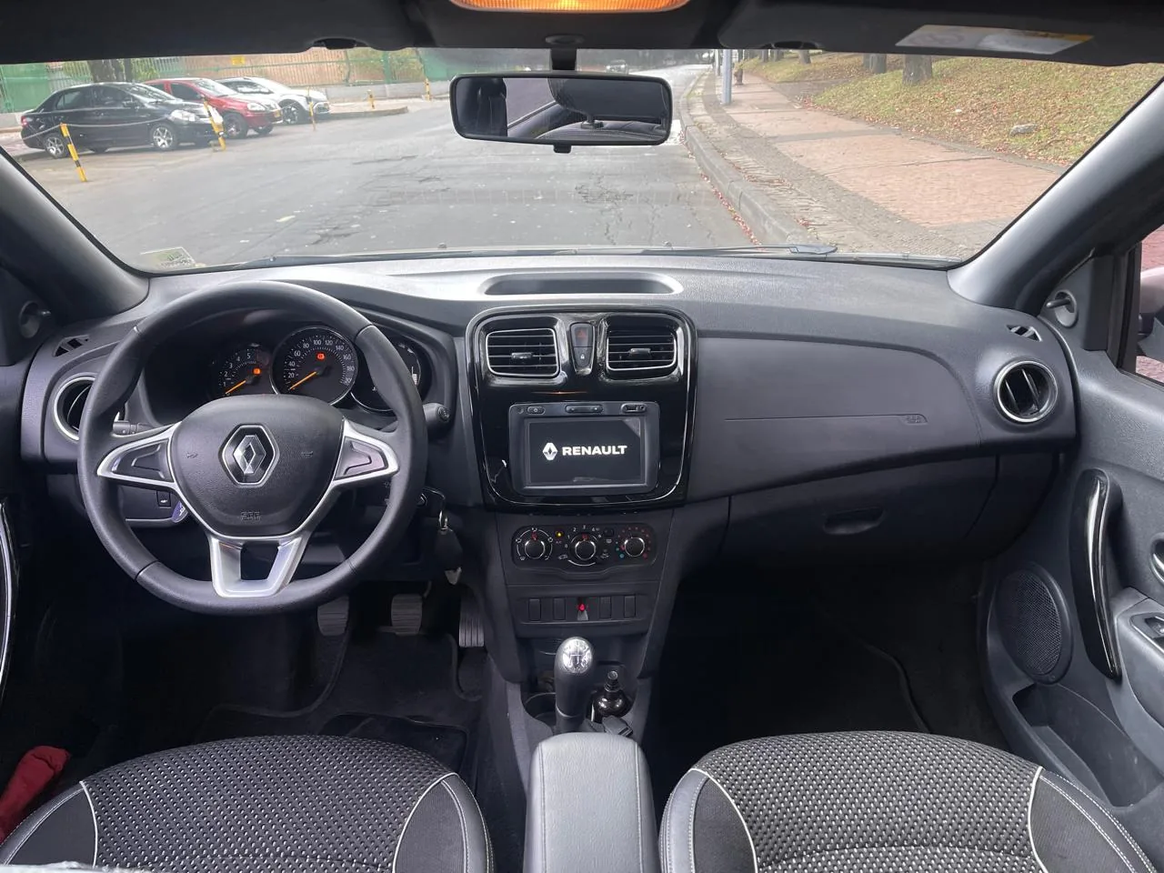 Hatchback Renault Stepway Intens 2022 1.6L MT en Bogotá — foto 13