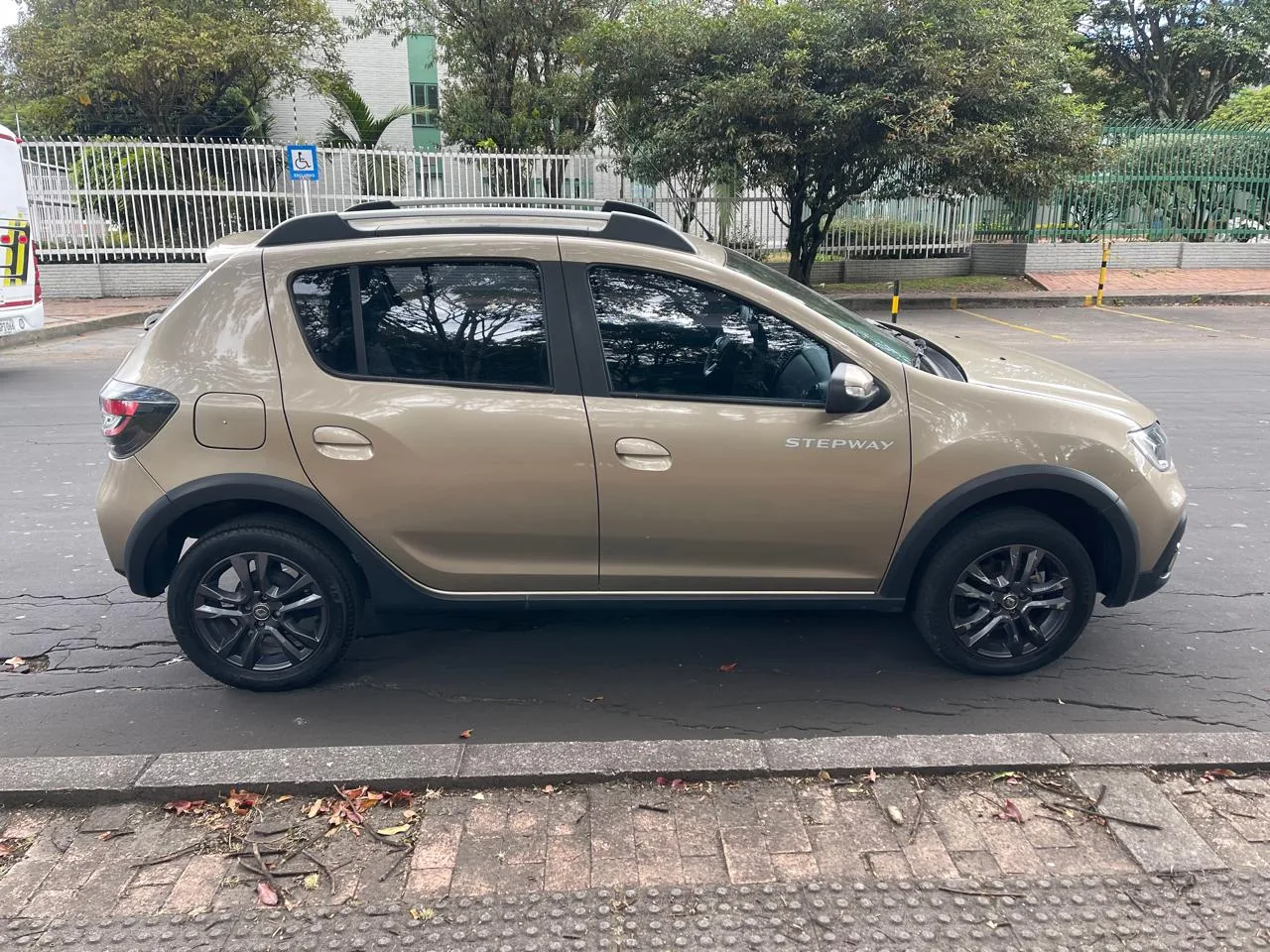 Hatchback Renault Stepway Intens 2022 1.6L MT en Bogotá — foto 6