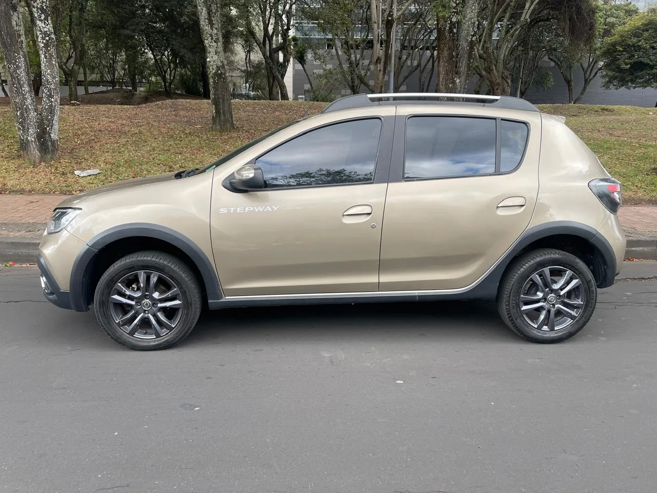 Hatchback Renault Stepway Intens 2022 1.6L MT en Bogotá — foto 7
