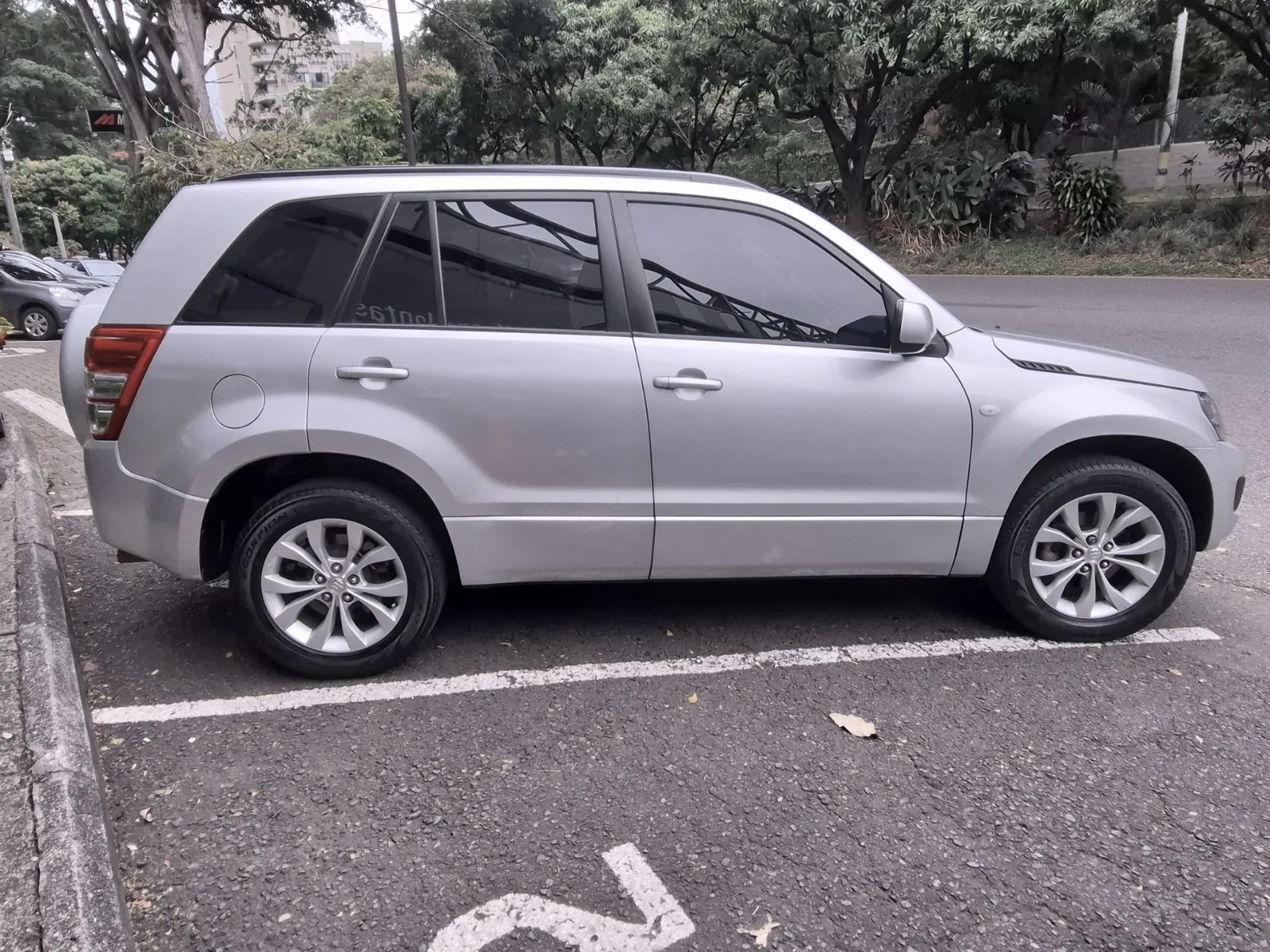 Sedán Suzuki Grand Vitara 2014 en Envigado — foto 11