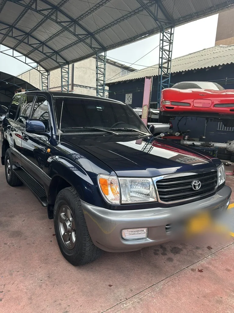 Camioneta Toyota Land Cruiser 2002 VX Serie 100 en Bogotá — foto 2