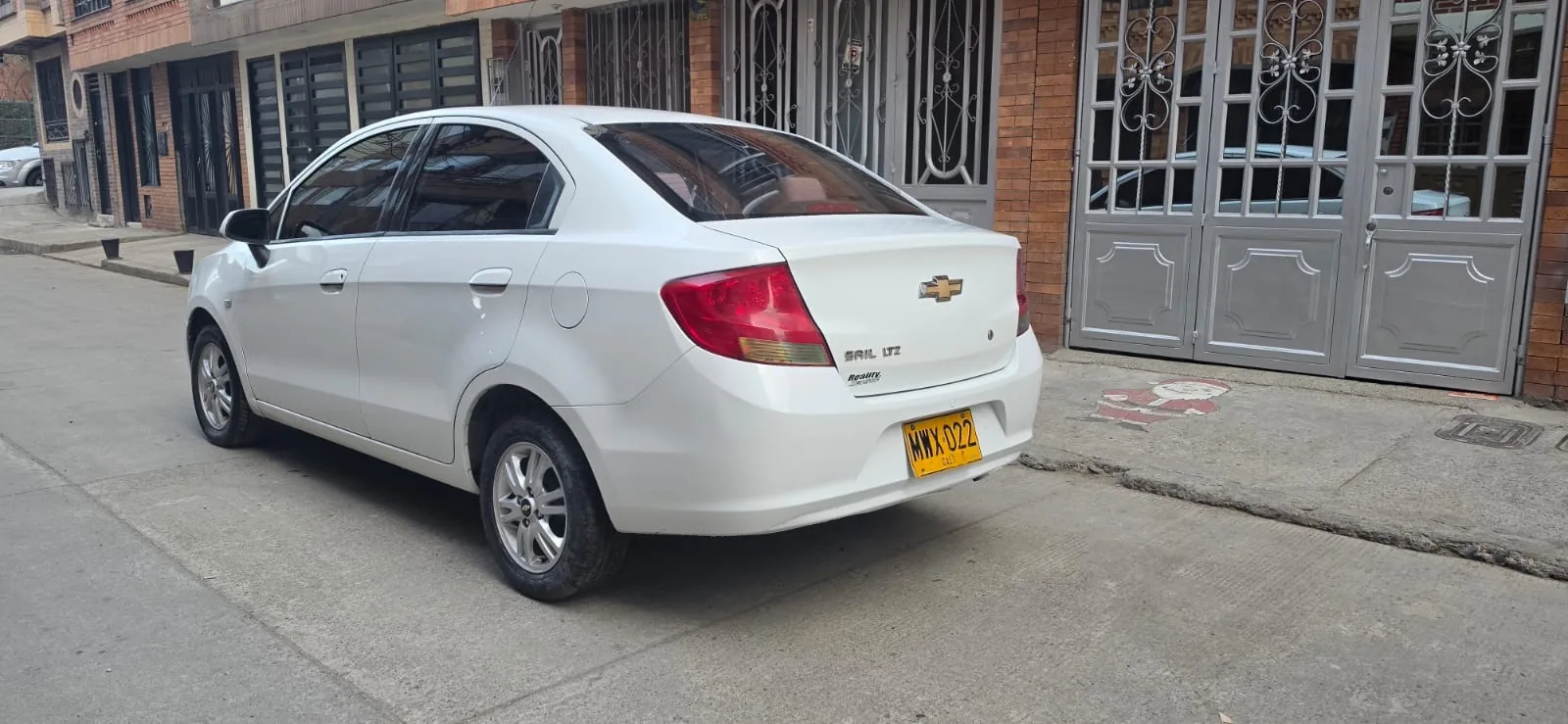 Sedán Chevrolet Sail 2013 LTZ en Bogotá — foto 4