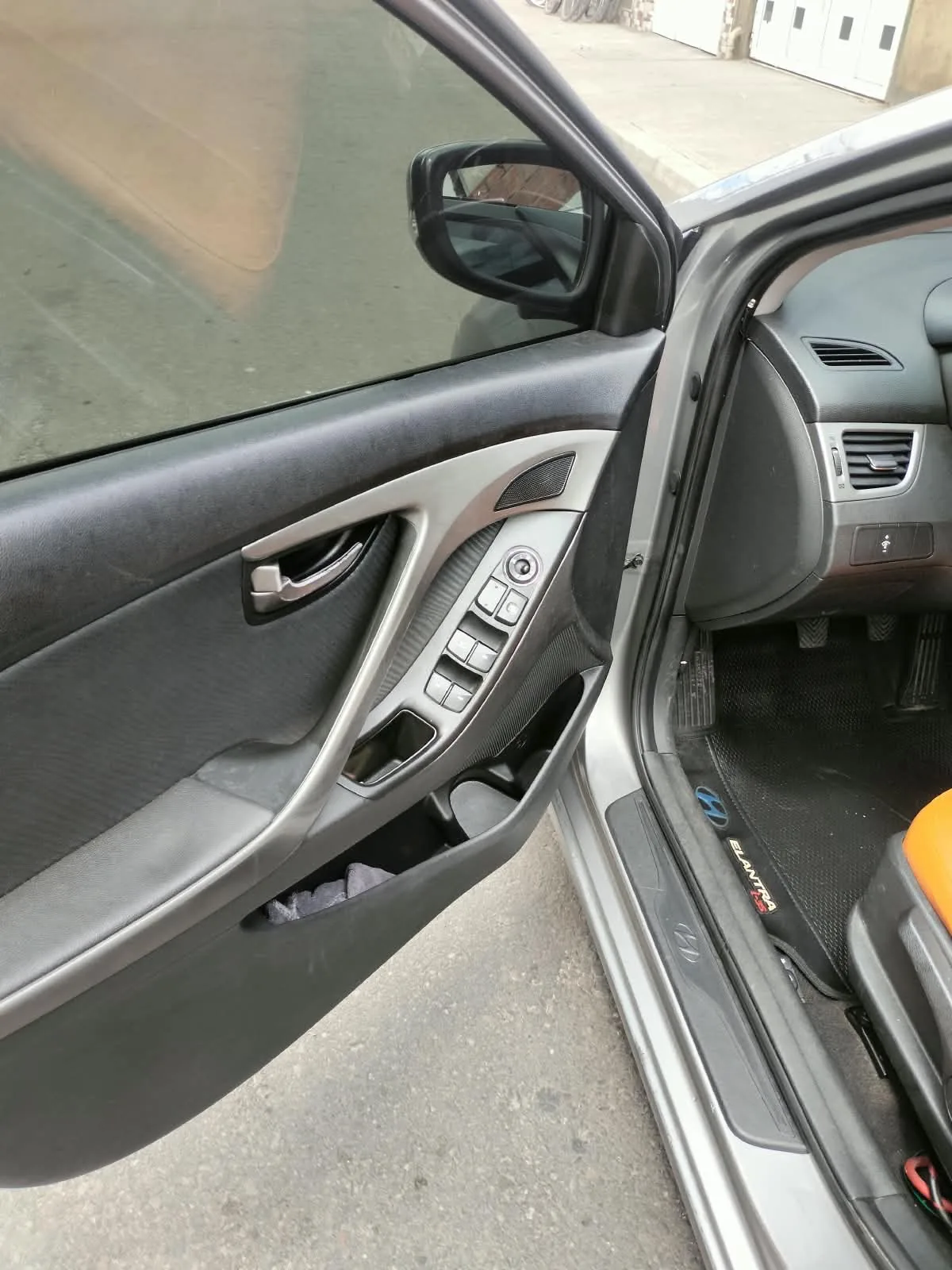 Sedán Hyundai Elantra 2012 en Bogotá — foto 3